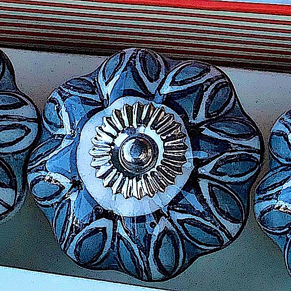 INSTANT FURNITURE UPDATE KNOBS PULLS GREY BLACK WHITE SILVER SILVER SET OF 4 NEW - Picture 2 of 7